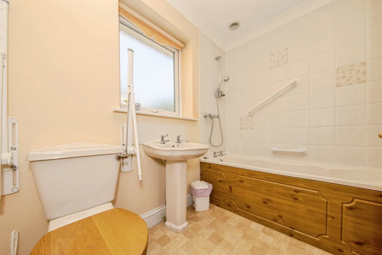 Thorpe Road, Kirby Cross, CO13, photo 19