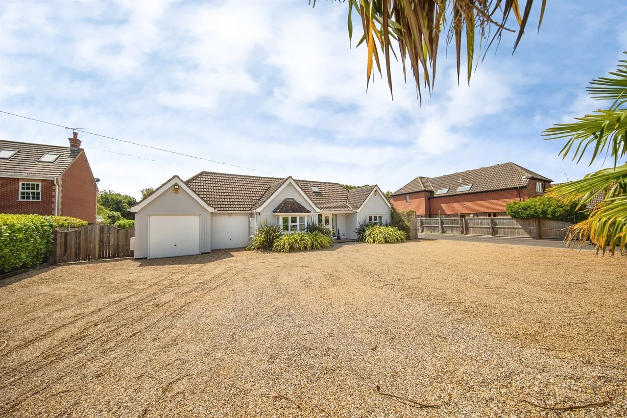 Thorpe Road, Kirby Cross, CO13, photo 24