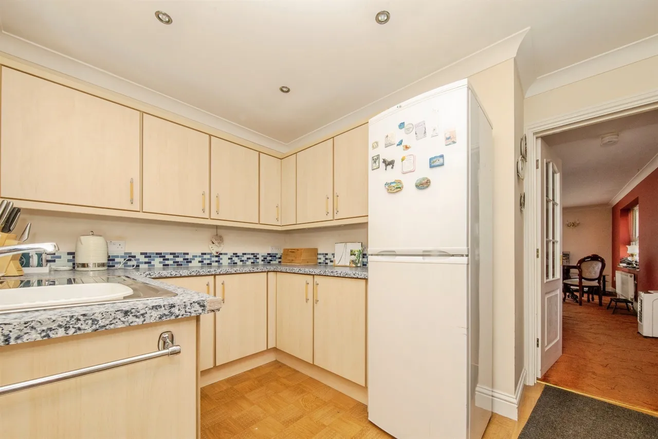Thorpe Road, Kirby Cross, CO13, photo 17
