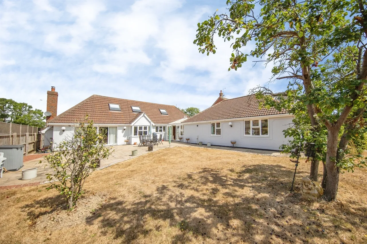 Thorpe Road, Kirby Cross, CO13, photo 22