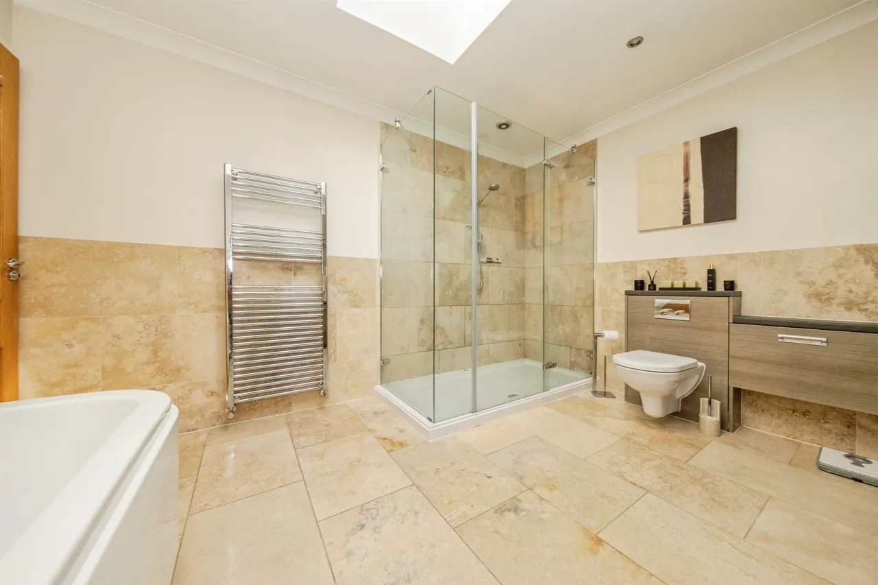 Thorpe Road, Kirby Cross, CO13, photo 16