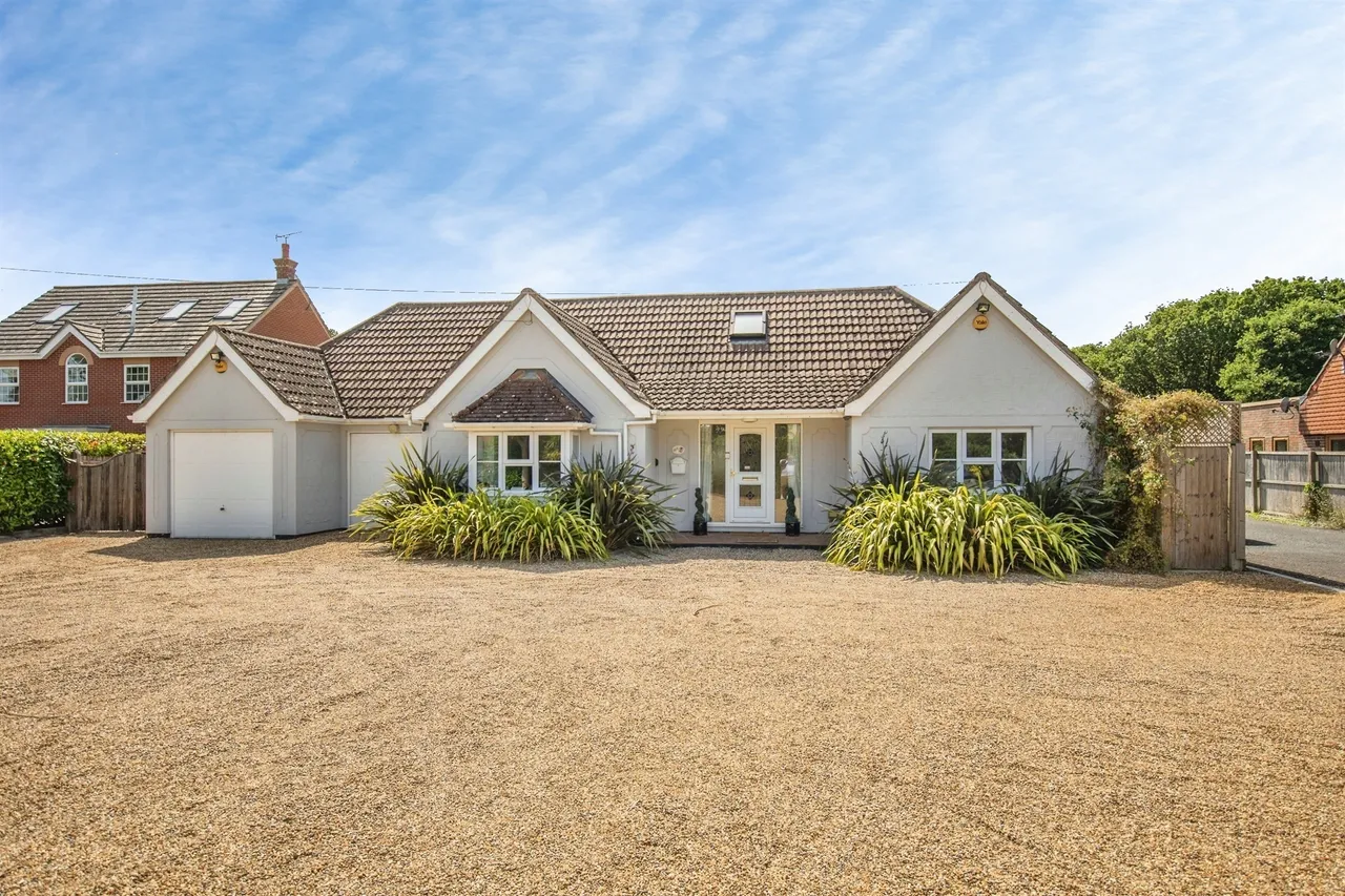 5 bed house for sale, Thorpe Road, Kirby Cross, CO13