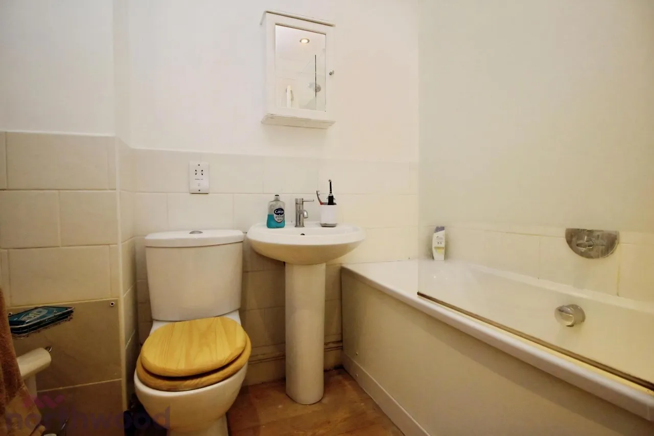 West Wycombe Rd, High Wycombe, HP12, photo 6