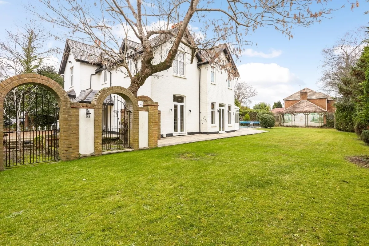 4 bed house to rent — Ashley Road, Walton-on-Thames KT12