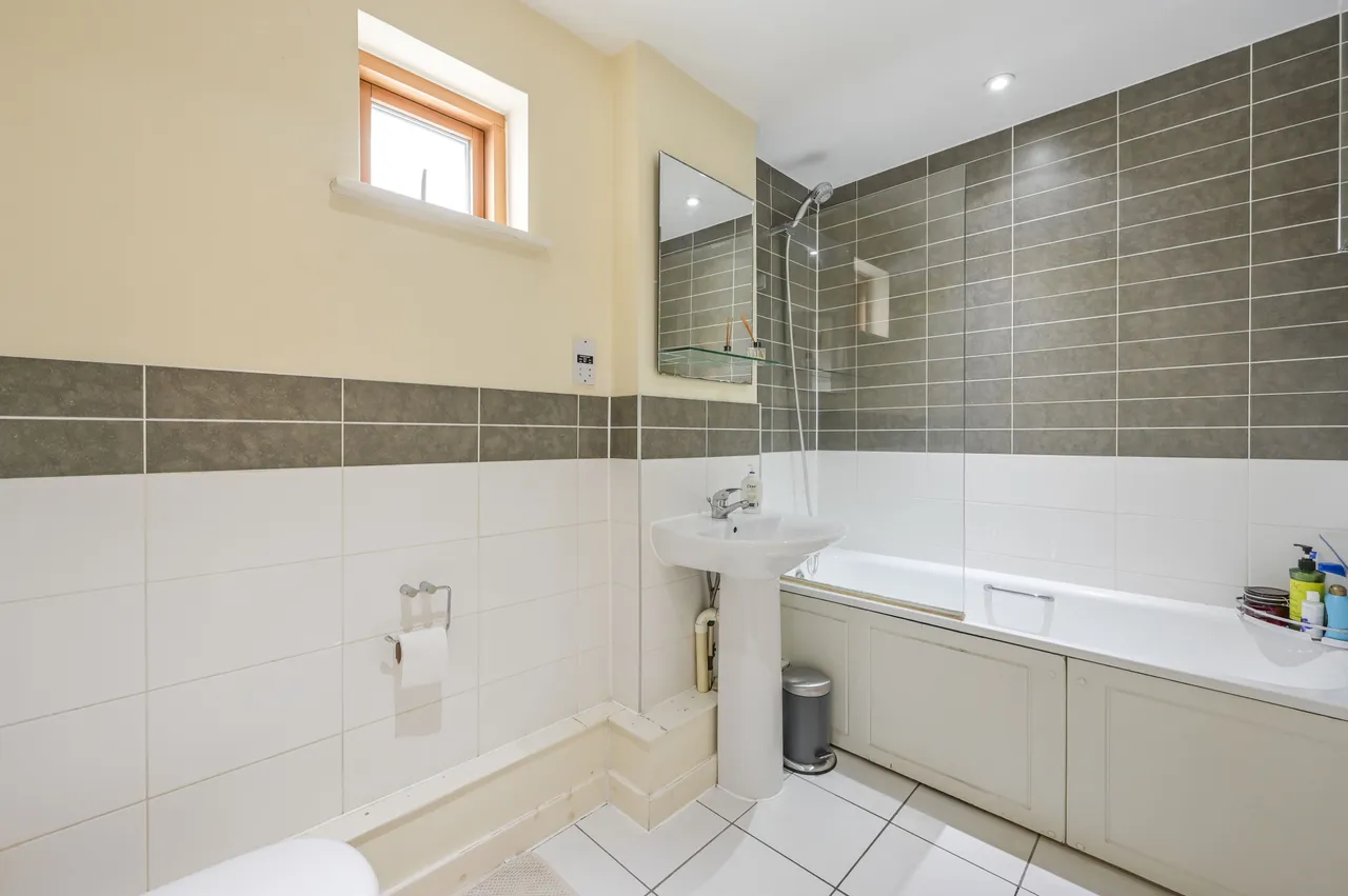 Flat 15 Cuthbert Bell Tower, 4 Pancras Way, London, photo 4