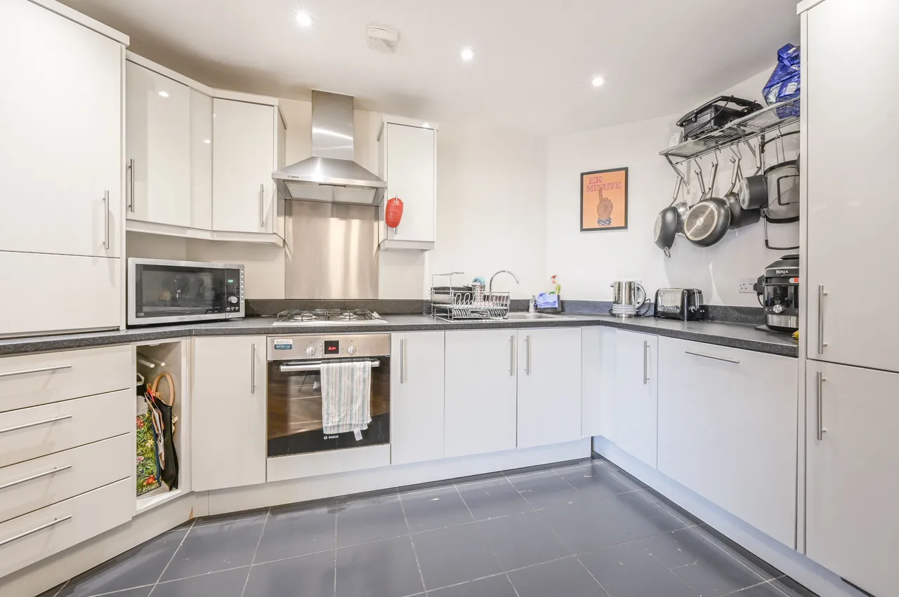 Flat 15 Cuthbert Bell Tower, 4 Pancras Way, London, photo 5