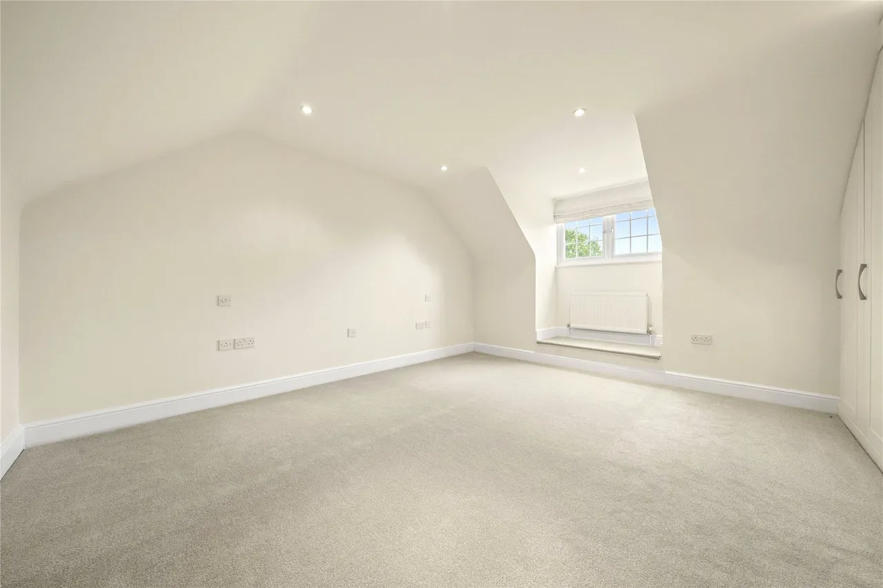 Midway, Walton-on-Thames, Surrey, KT12, photo 9
