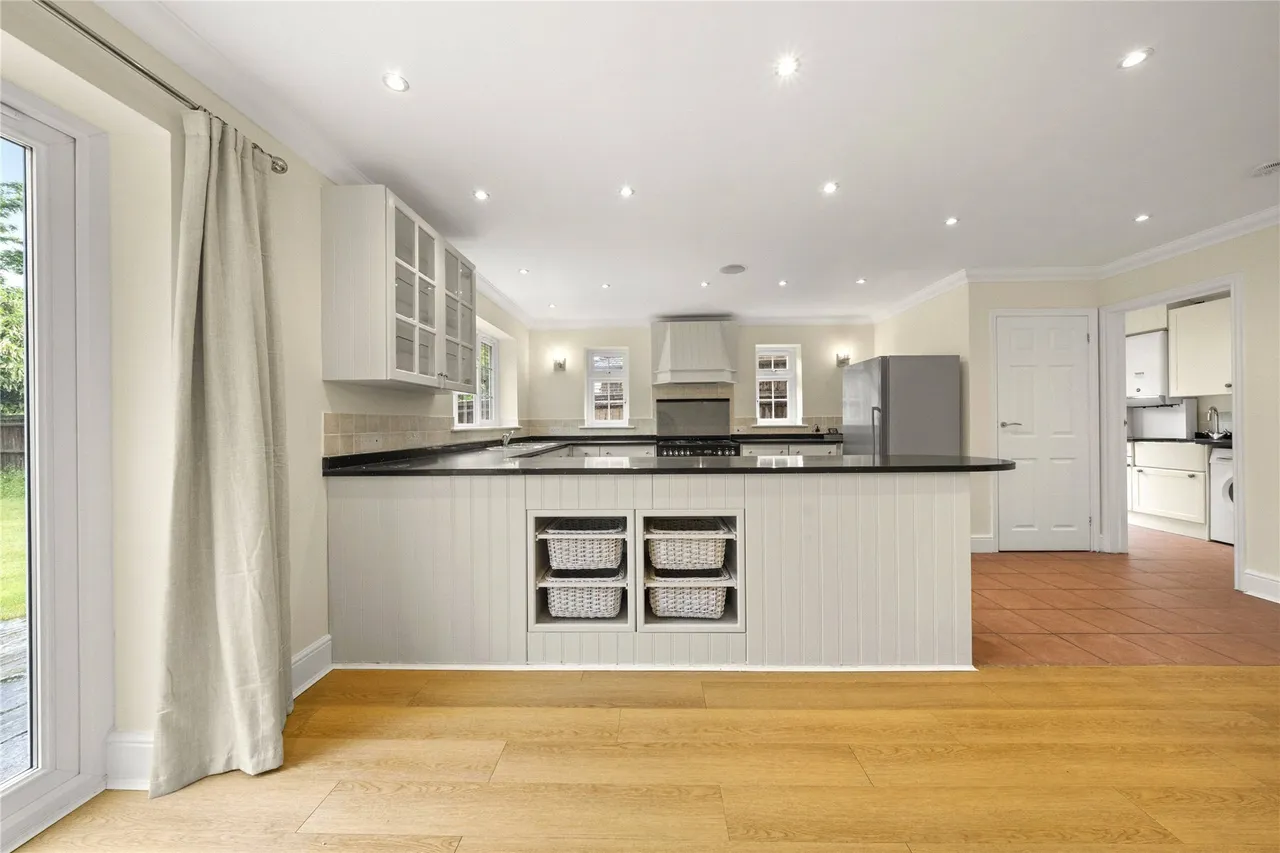 6 bed house to rent — Midway, Walton-on-Thames, Surrey, KT12