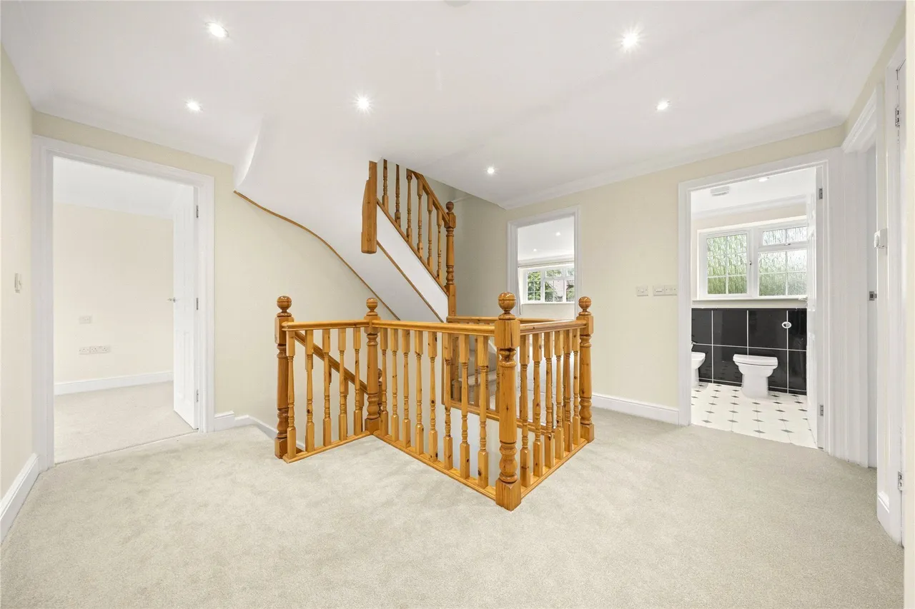 Midway, Walton-on-Thames, Surrey, KT12, photo 6