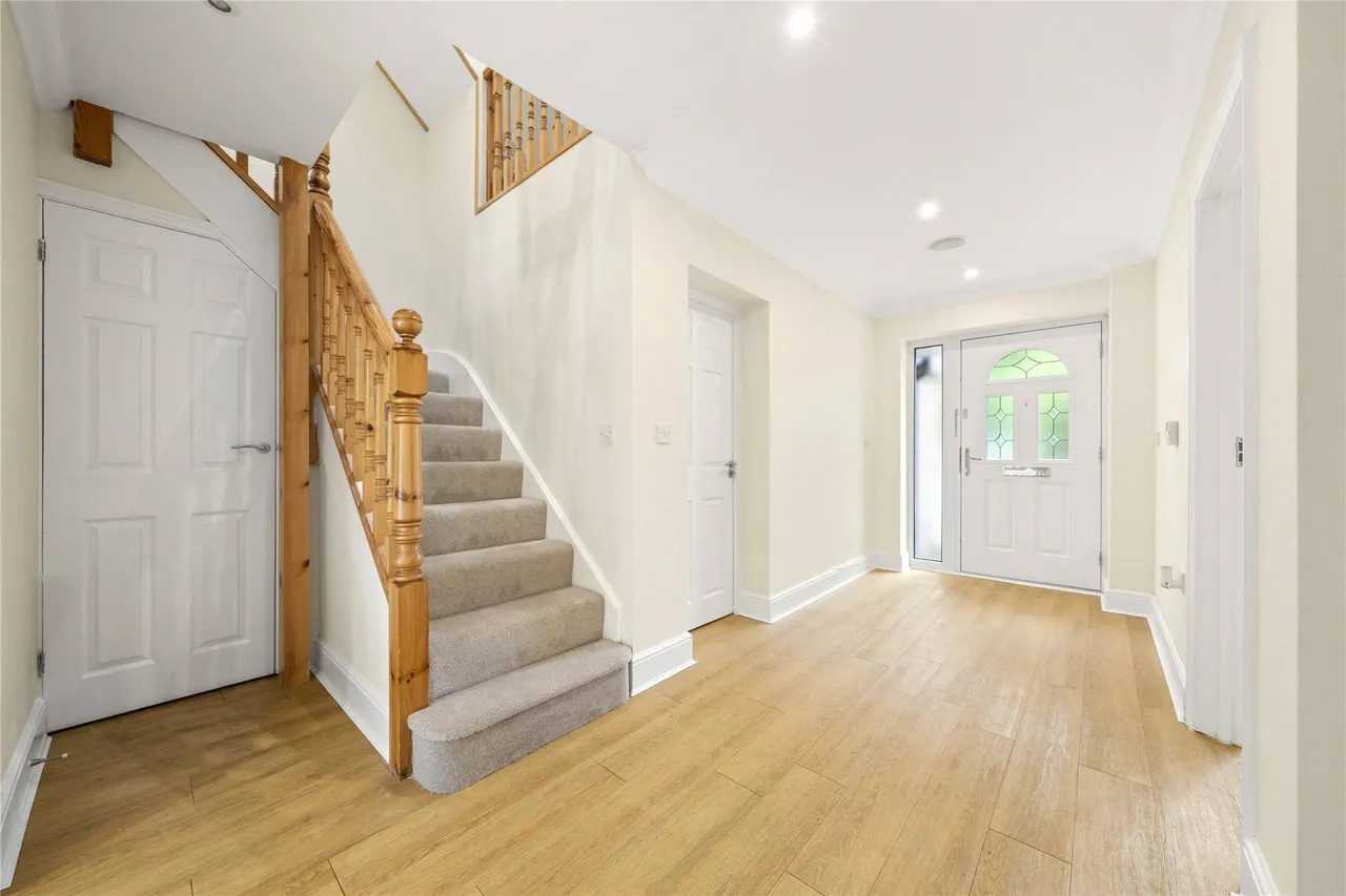 Midway, Walton-on-Thames, Surrey, KT12, photo 3