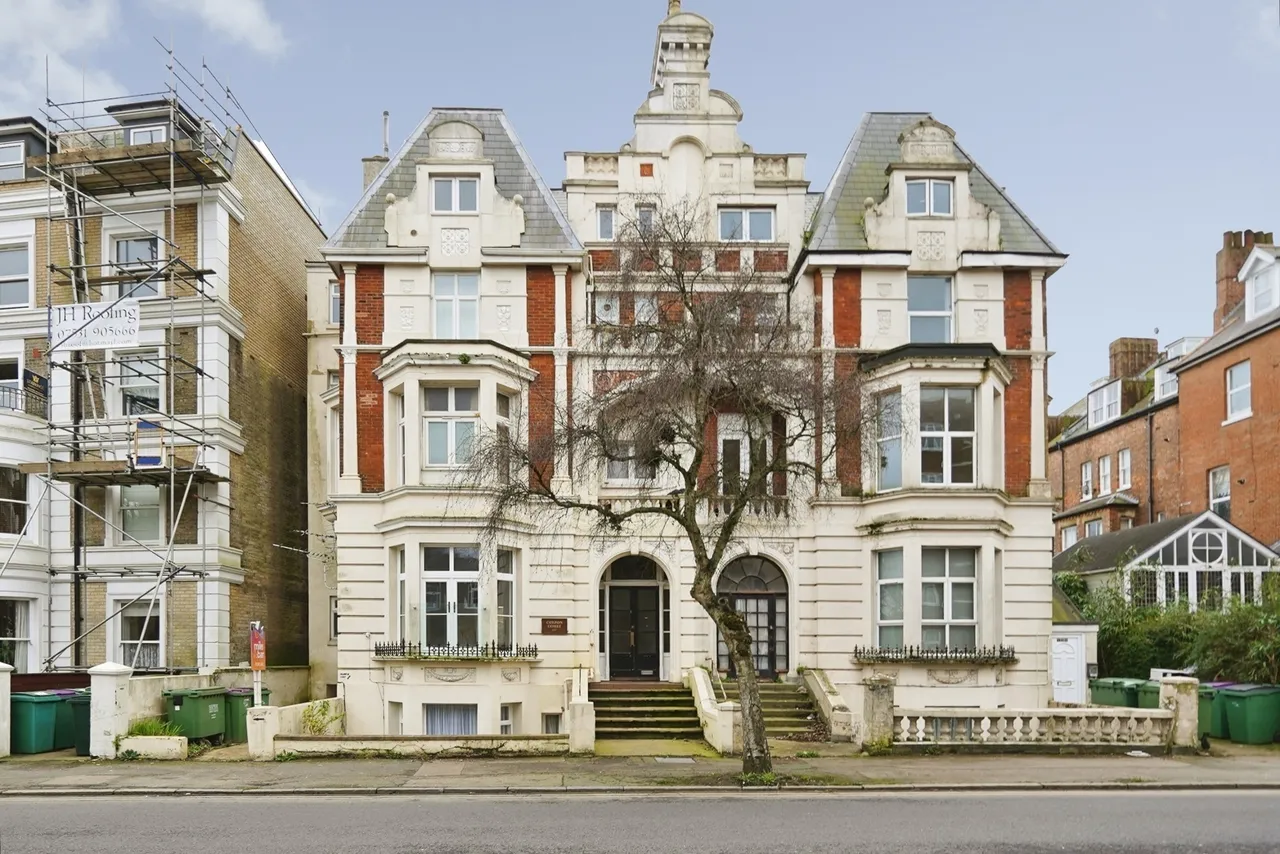 2 bed flat for sale — Sandgate Road, Folkestone, Kent, CT20