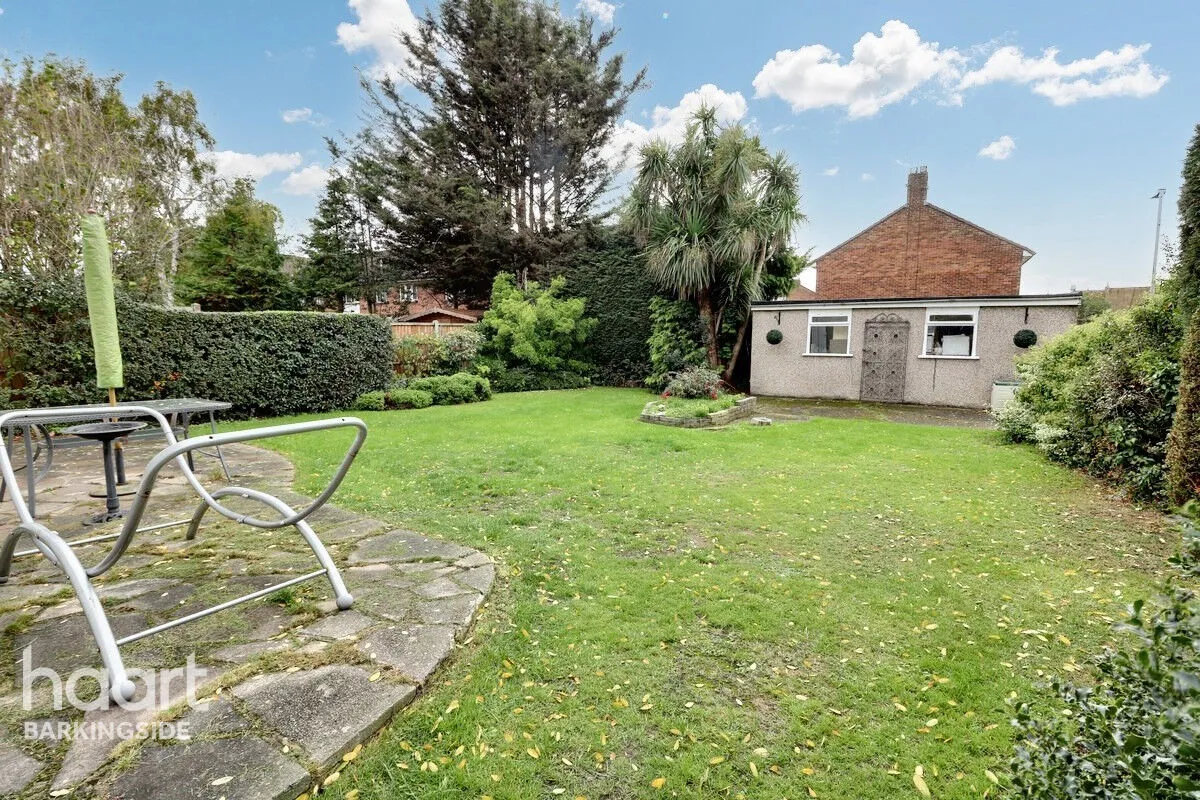 Oakleafe Gardens, Barkingside, IG6, photo 3