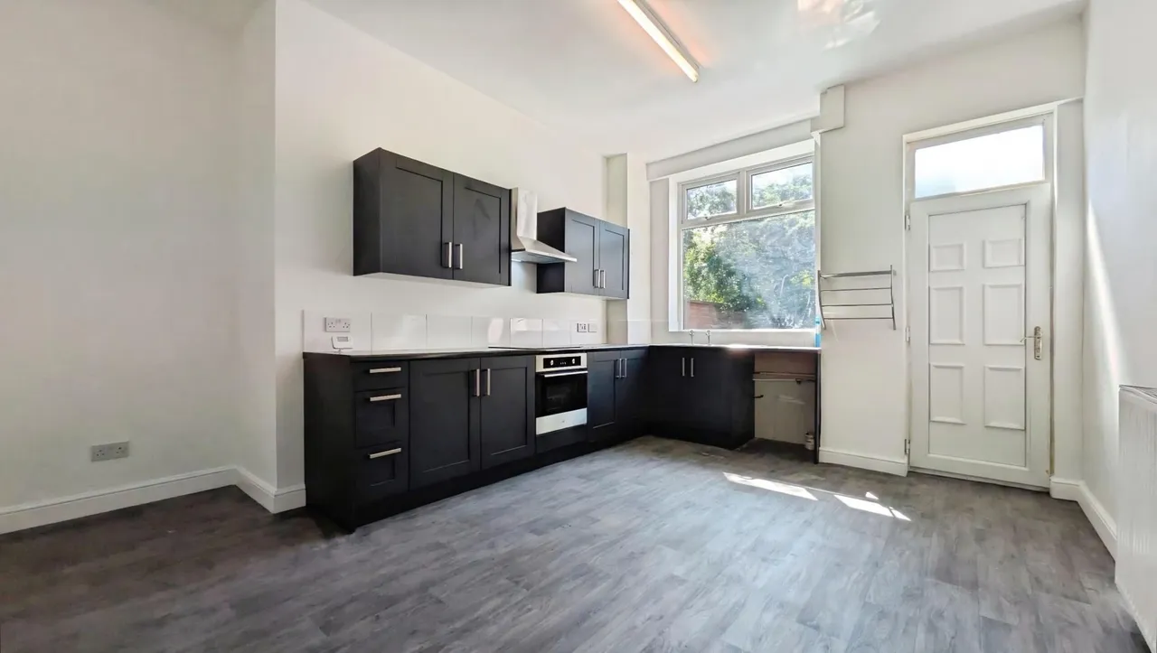 Ashton Road, Bardsley, OL8, photo 3