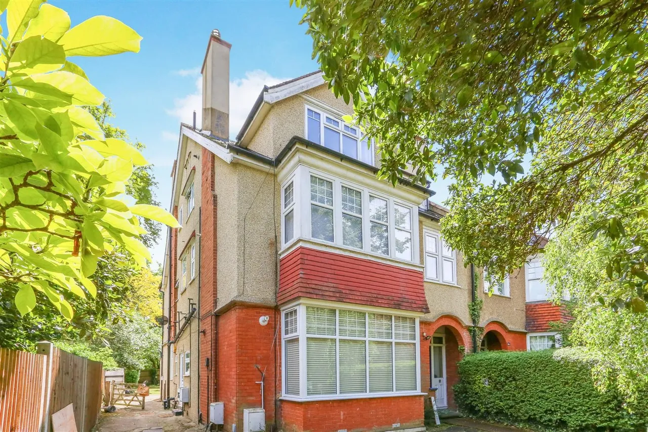 87 Camborne Road, Sutton, Surrey, SM2 6RF, photo 2
