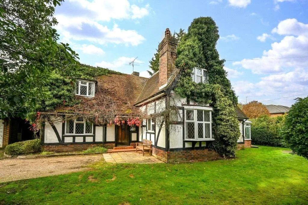 3 bed house for sale, Pyrford Road, Woking, GU22