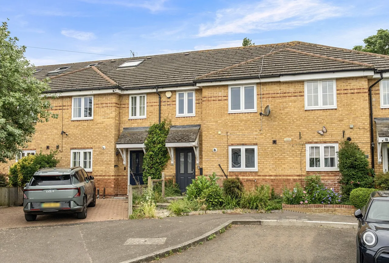 3 bed house for sale — Garth Road, Morden, SM4 4NF