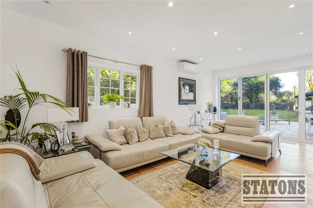 Dixons Hill Close, Brookmans Park, Hatfield, Hertfordshire, AL9 7EG, photo 2