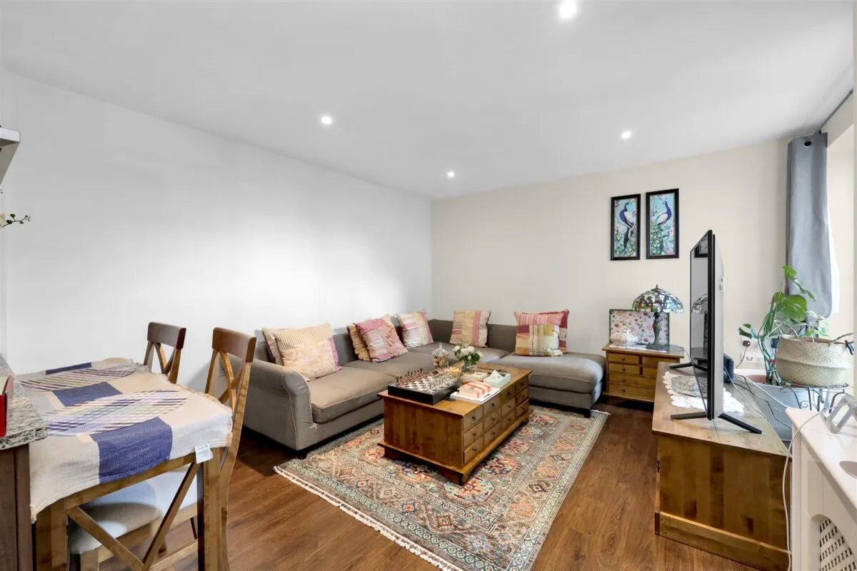 2 bed flat for sale, Bromyard Avenue, London, W3