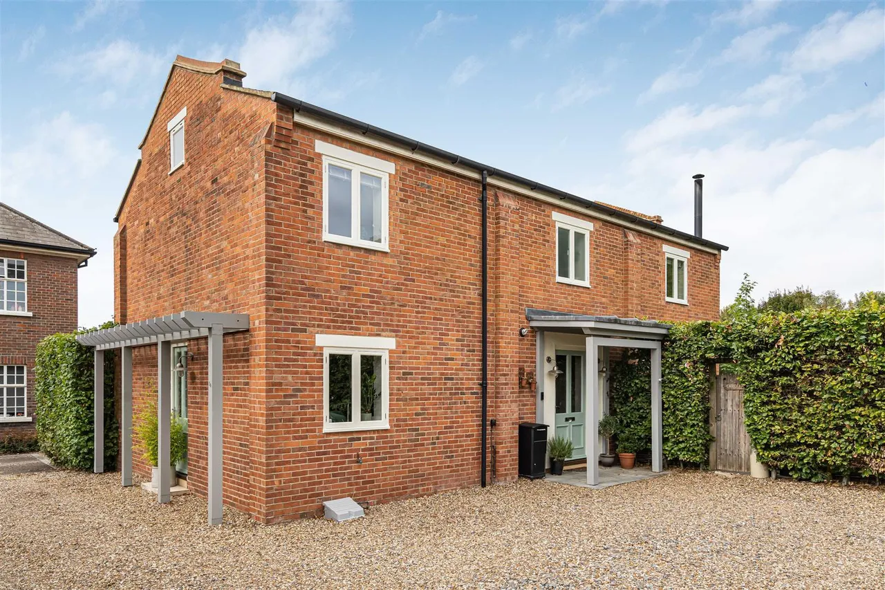 4 bed house for sale, Orchard Lane, Caversfield