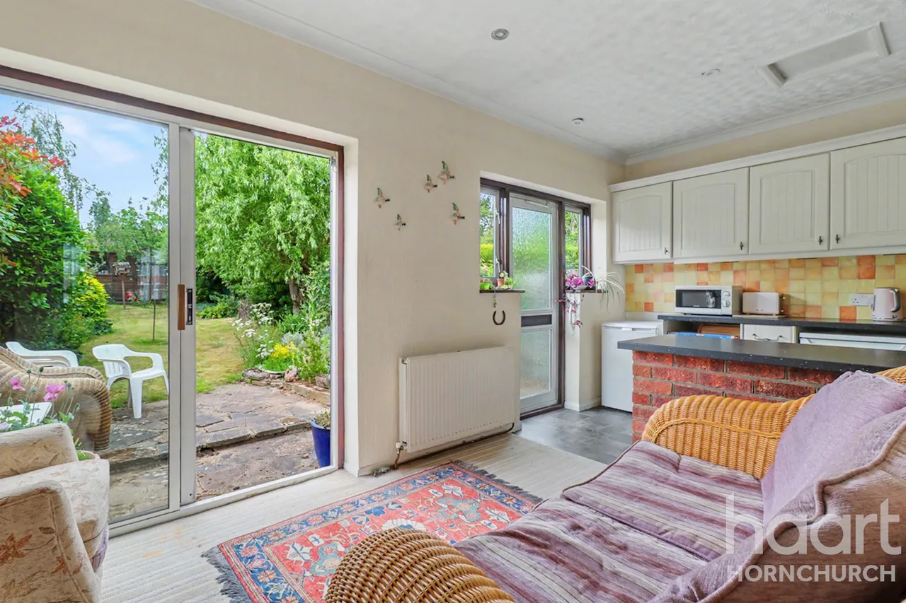 Lyndhurst Drive, Hornchurch, RM11, photo 4