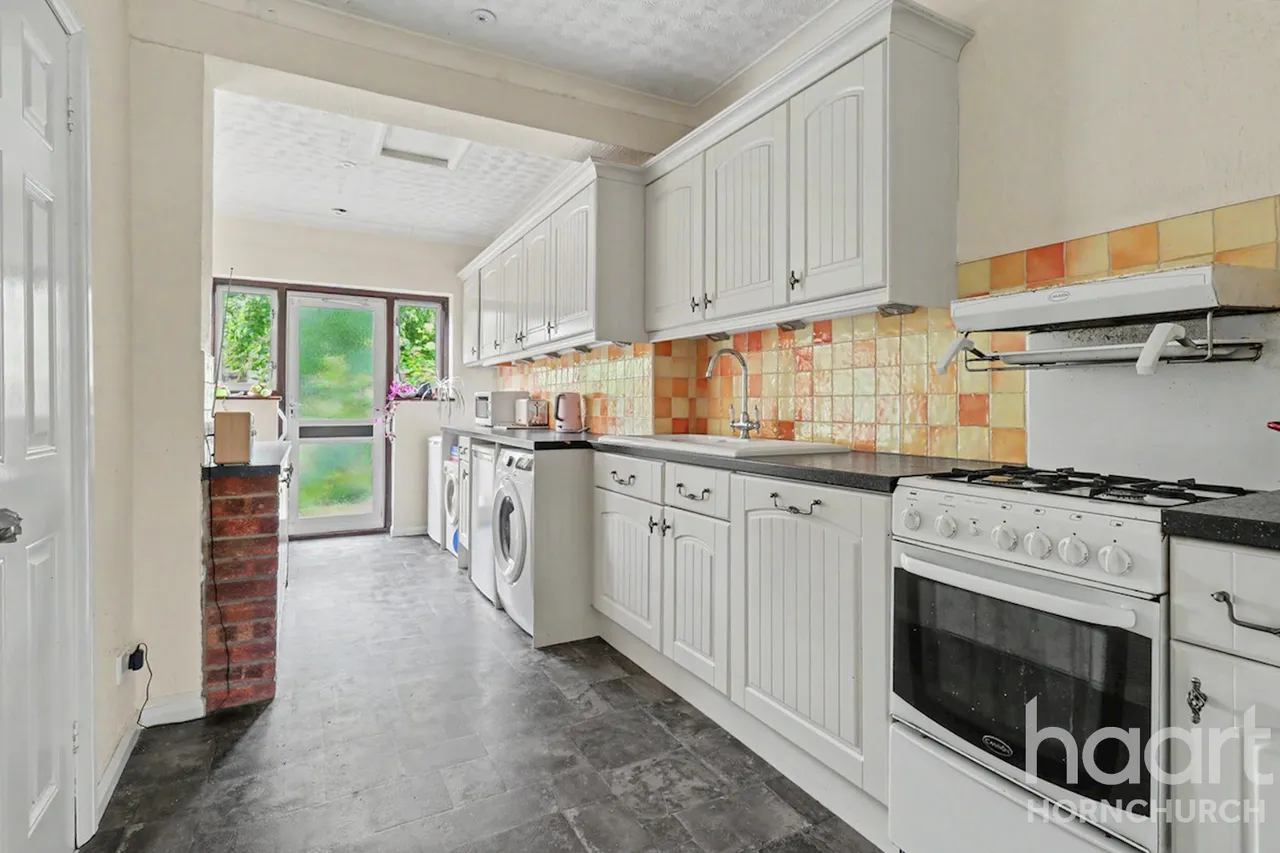 Lyndhurst Drive, Hornchurch, RM11, photo 5