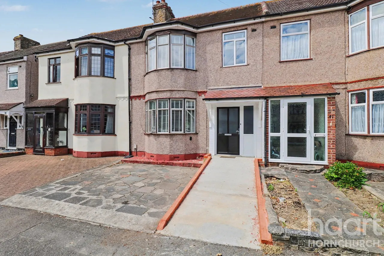 3 bed house for sale, Lyndhurst Drive, Hornchurch, RM11