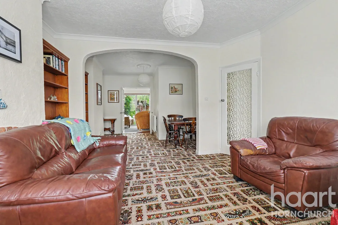 Lyndhurst Drive, Hornchurch, RM11, photo 3