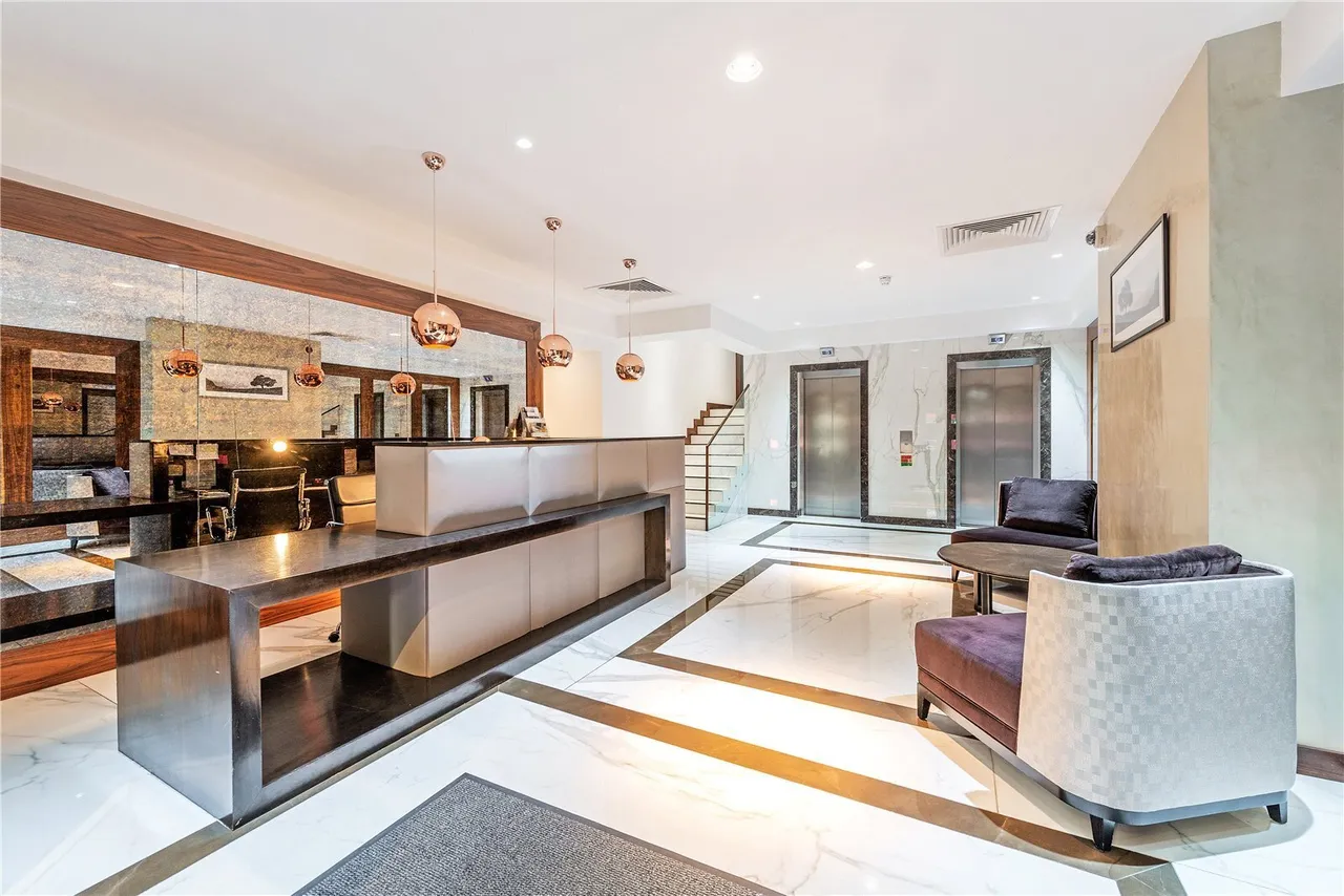 Vauxhall Bridge Road, London, SW1V, photo 9