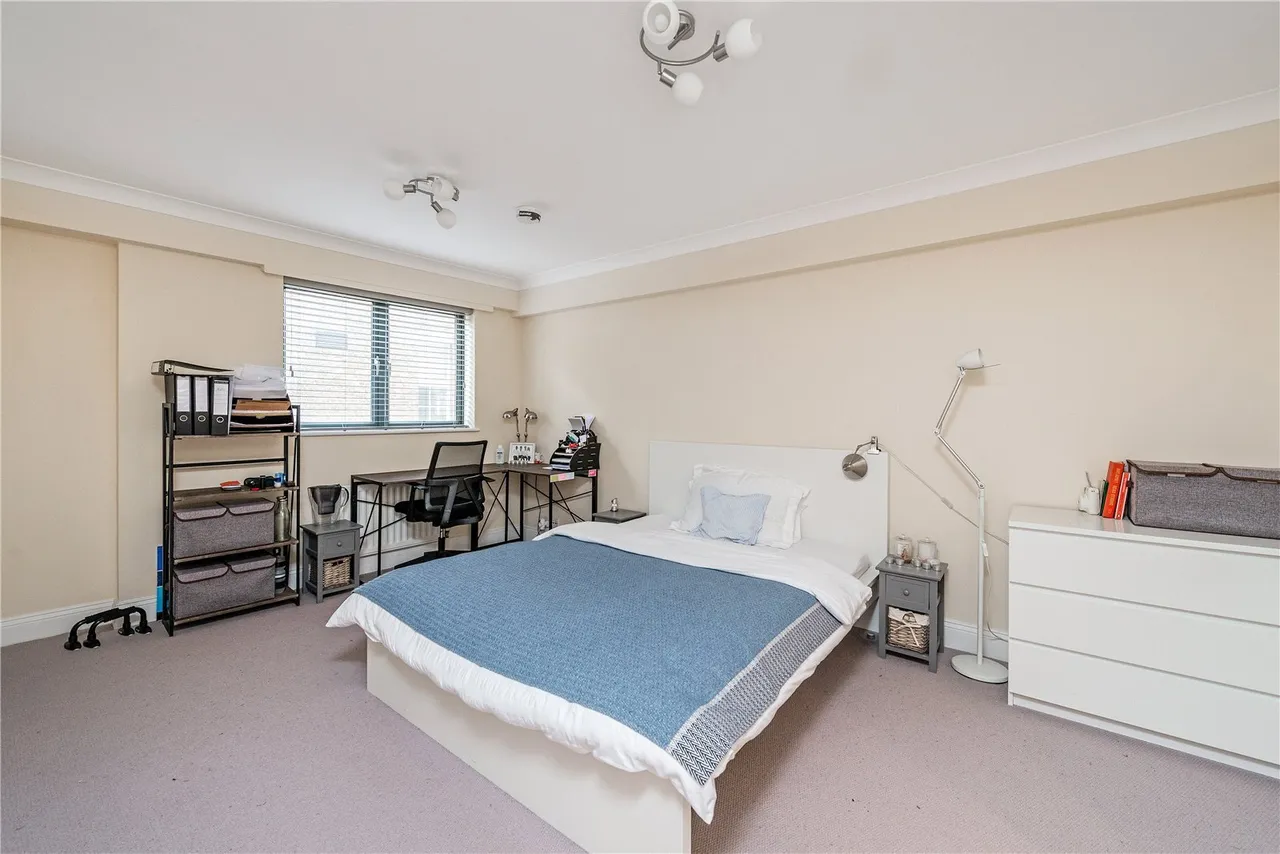 Vauxhall Bridge Road, London, SW1V, photo 4