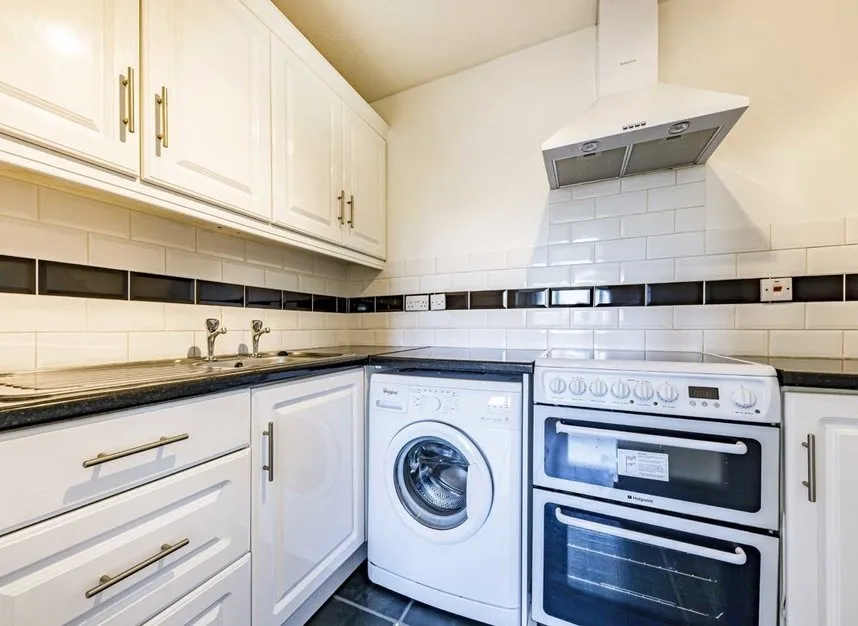 Seymour Way, Sunbury-On-Thames, TW16, photo 4