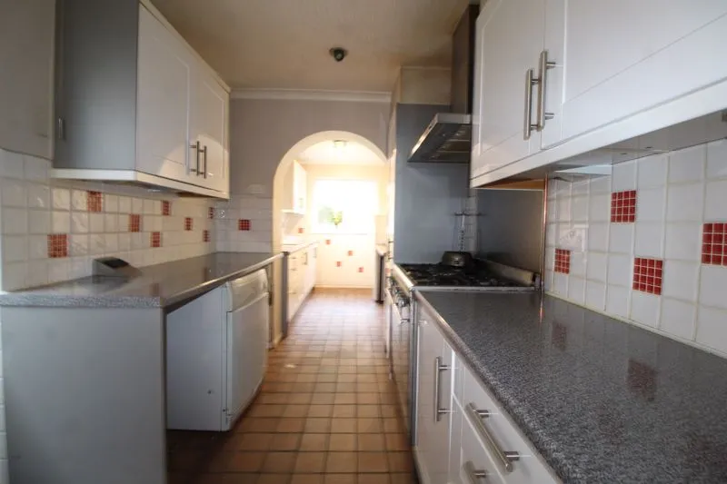 Broughton Avenue, Luton LU3 2AR, photo 6