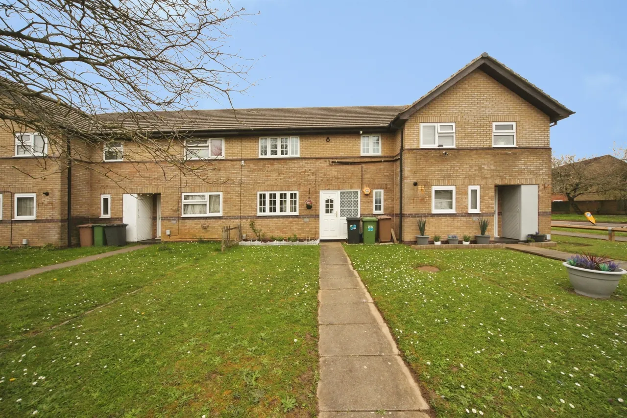 3 bed house for sale — Holkham Close, Luton
