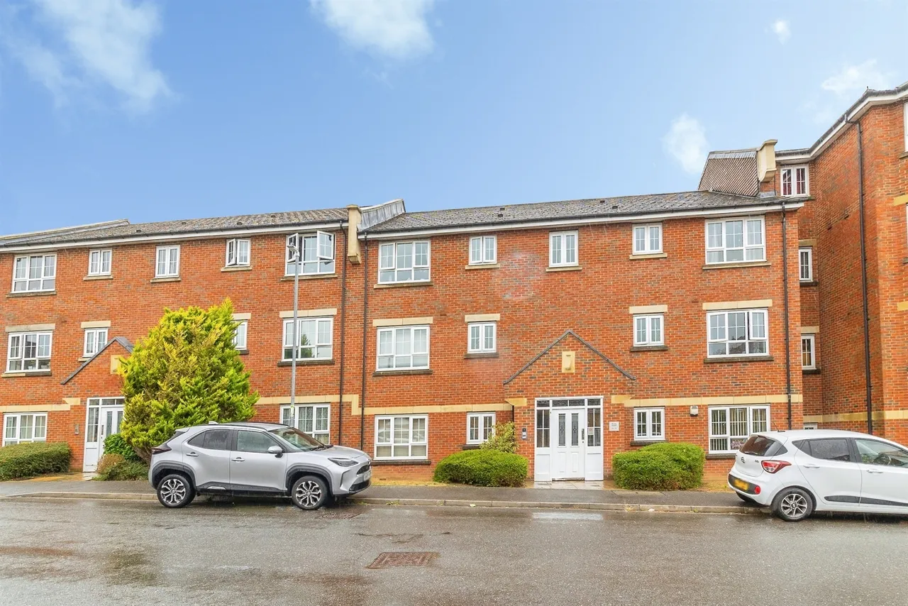 2 bed flat for sale — Watling Gardens, DUNSTABLE