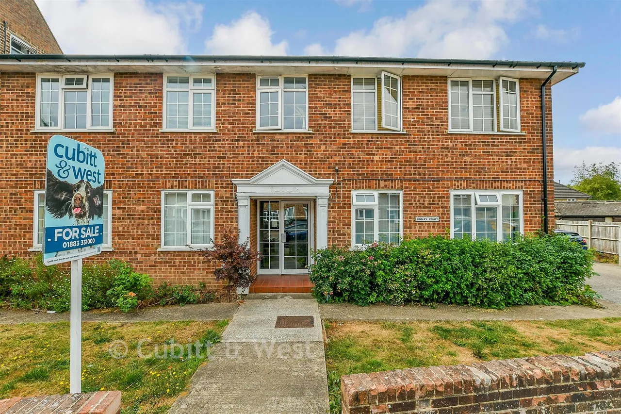2 bed flat for sale, Lindley Road, Godstone, RH9