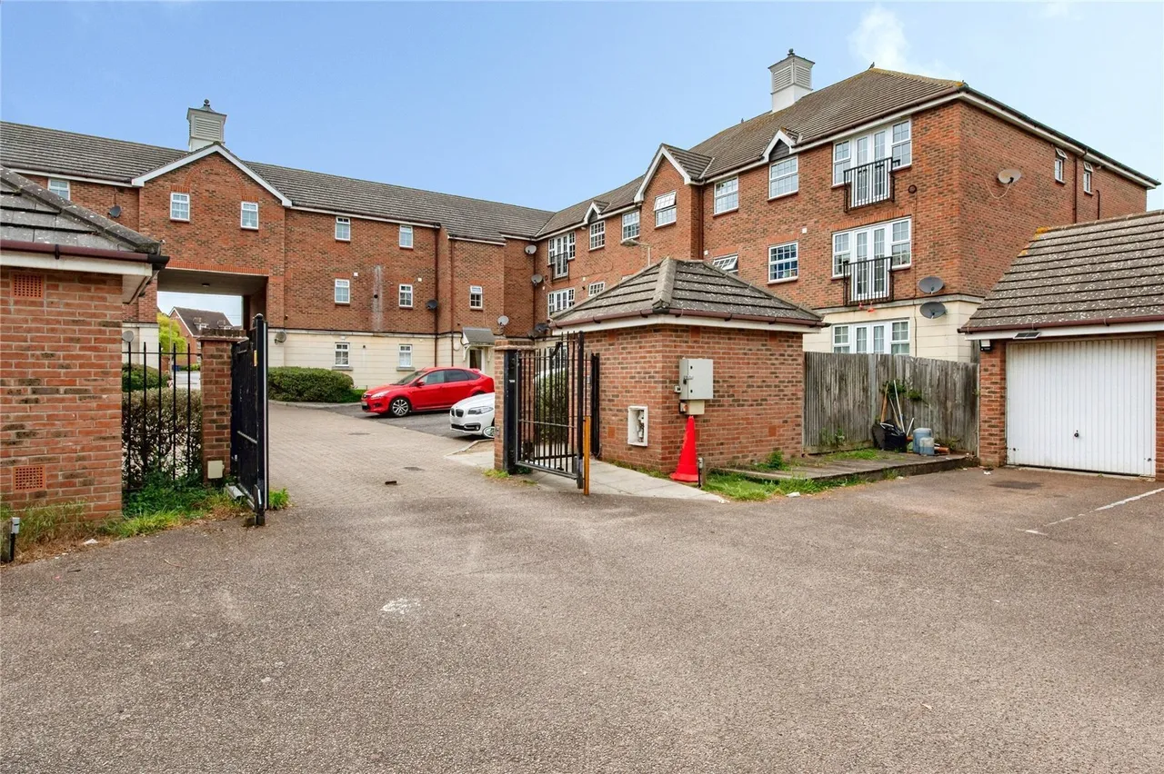 Harper Close, Chafford Hundred, Grays, Essex, RM16, photo 16