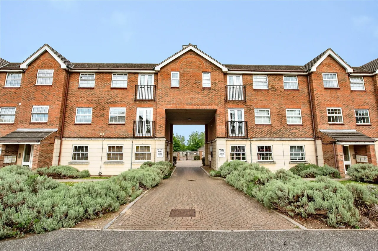 2 bed flat for sale — Harper Close, Chafford Hundred, Grays, Essex, RM16