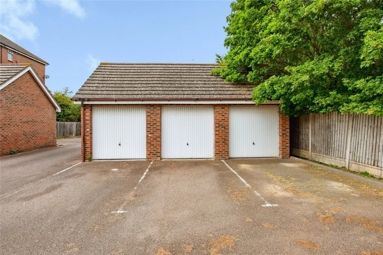 Harper Close, Chafford Hundred, Grays, Essex, RM16, photo 3