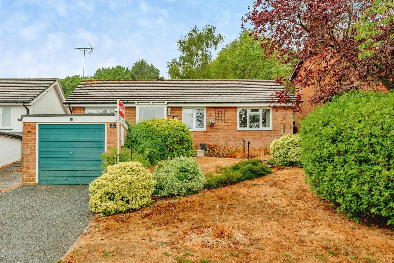 2 bed house for sale, Braes Mead, South Nutfield, RH1