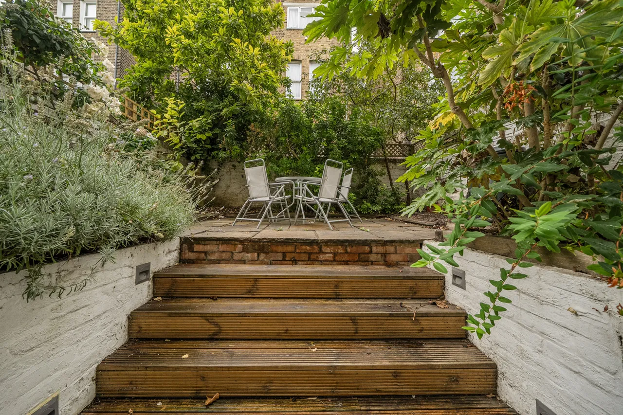 Lower Ground Floor Flat, 35 Barton Road, London, photo 2