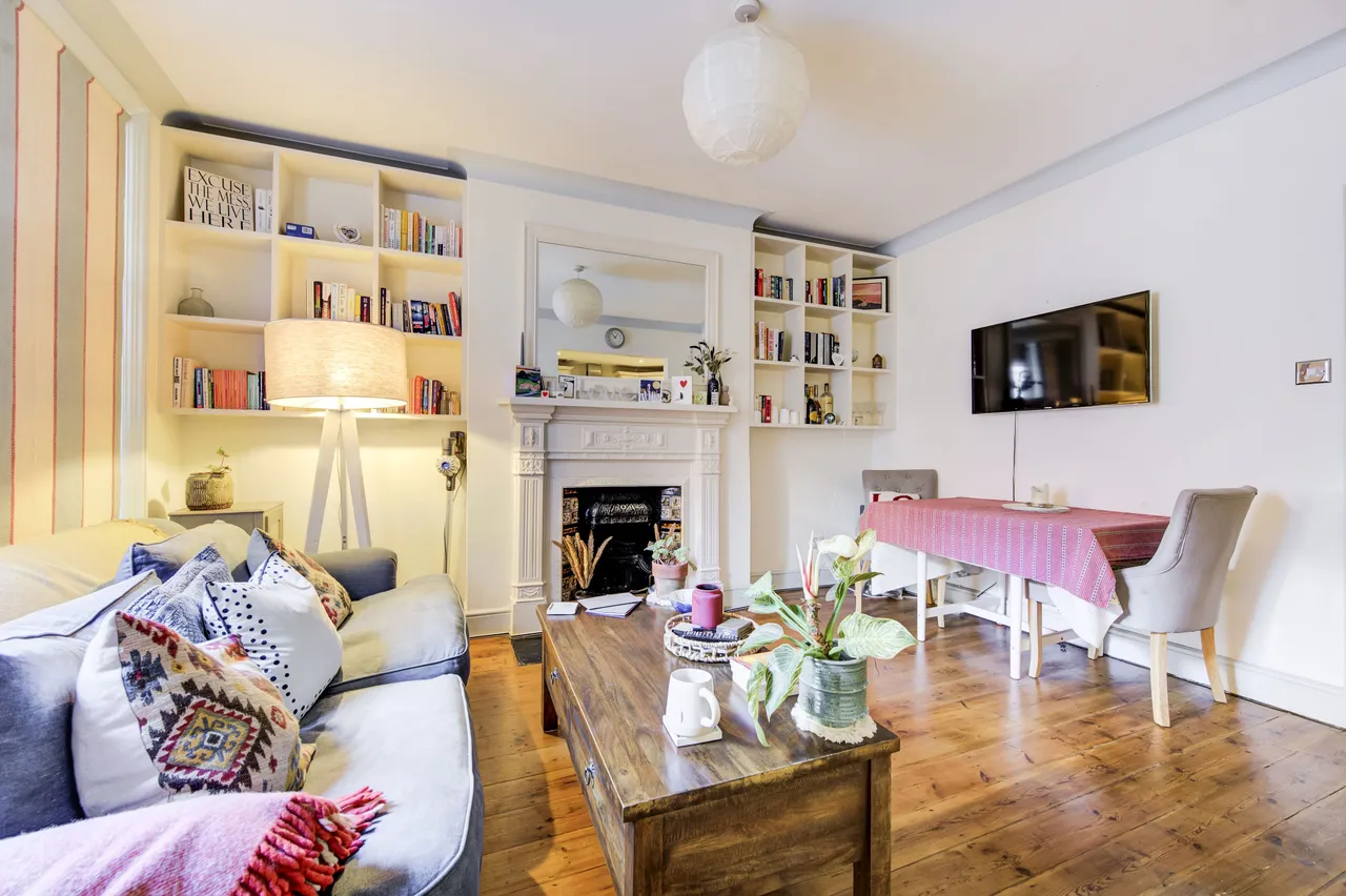 2 bed flat for sale — Lower Ground Floor Flat, 35 Barton Road, London