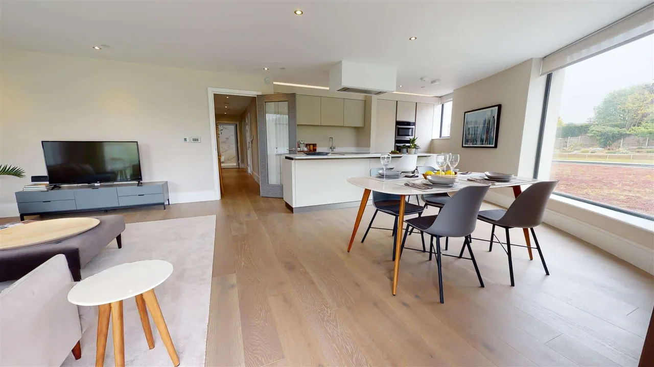Montgomerie Lodge, High Road, Chigwell, photo 4