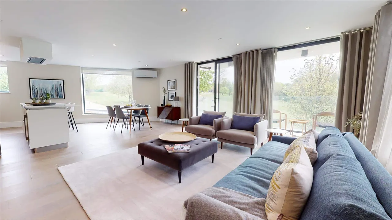 Montgomerie Lodge, High Road, Chigwell, photo 5