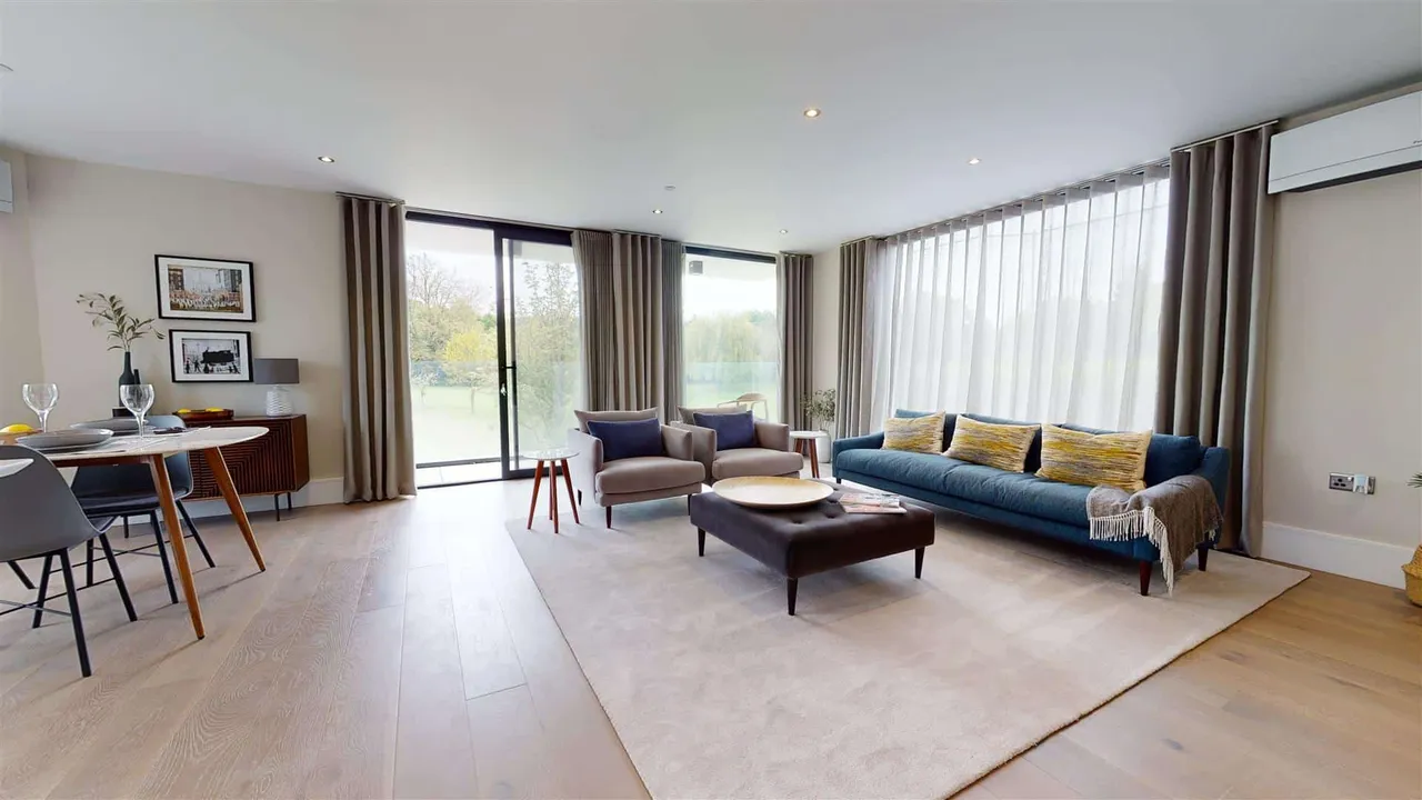 Montgomerie Lodge, High Road, Chigwell, photo 6