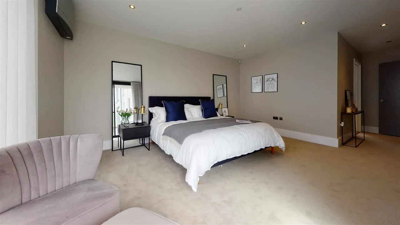 Montgomerie Lodge, High Road, Chigwell, photo 10