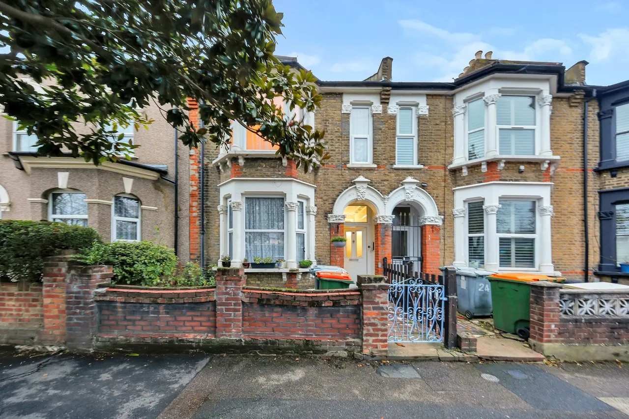 3 bed house for sale — 26 Cranmer Road, London, E7 0JW