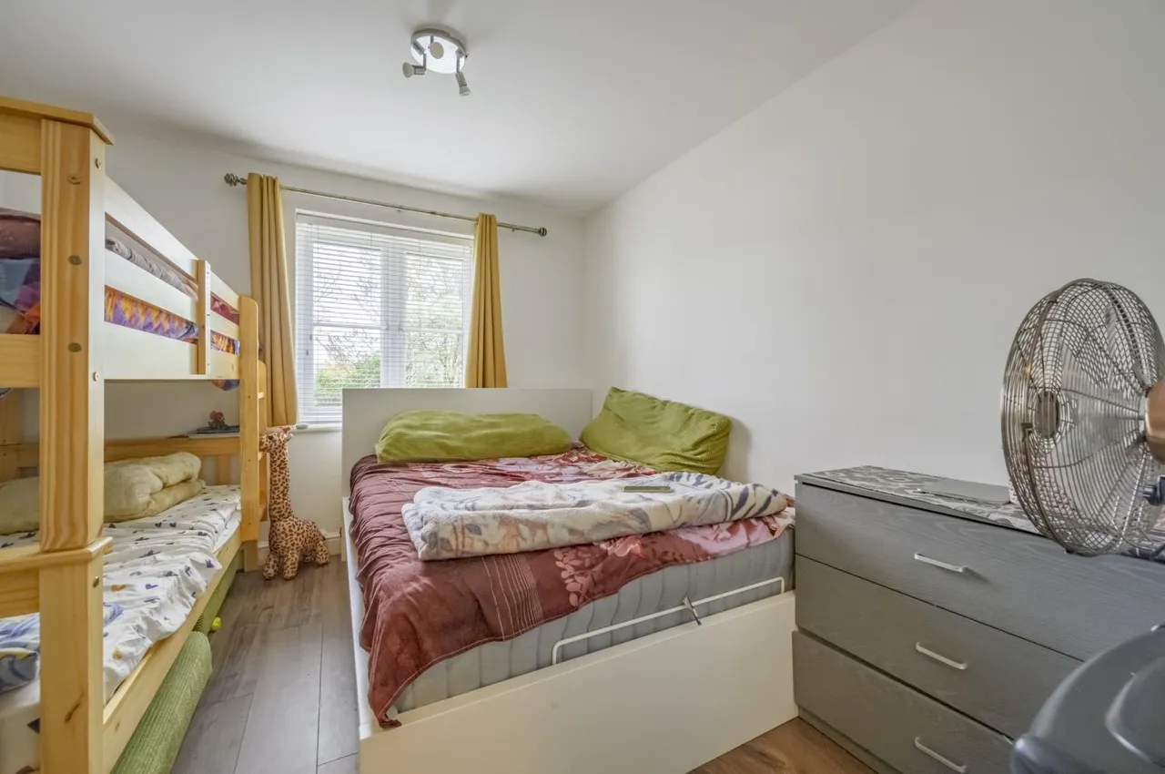 Twickenham Close, SN3, photo 9