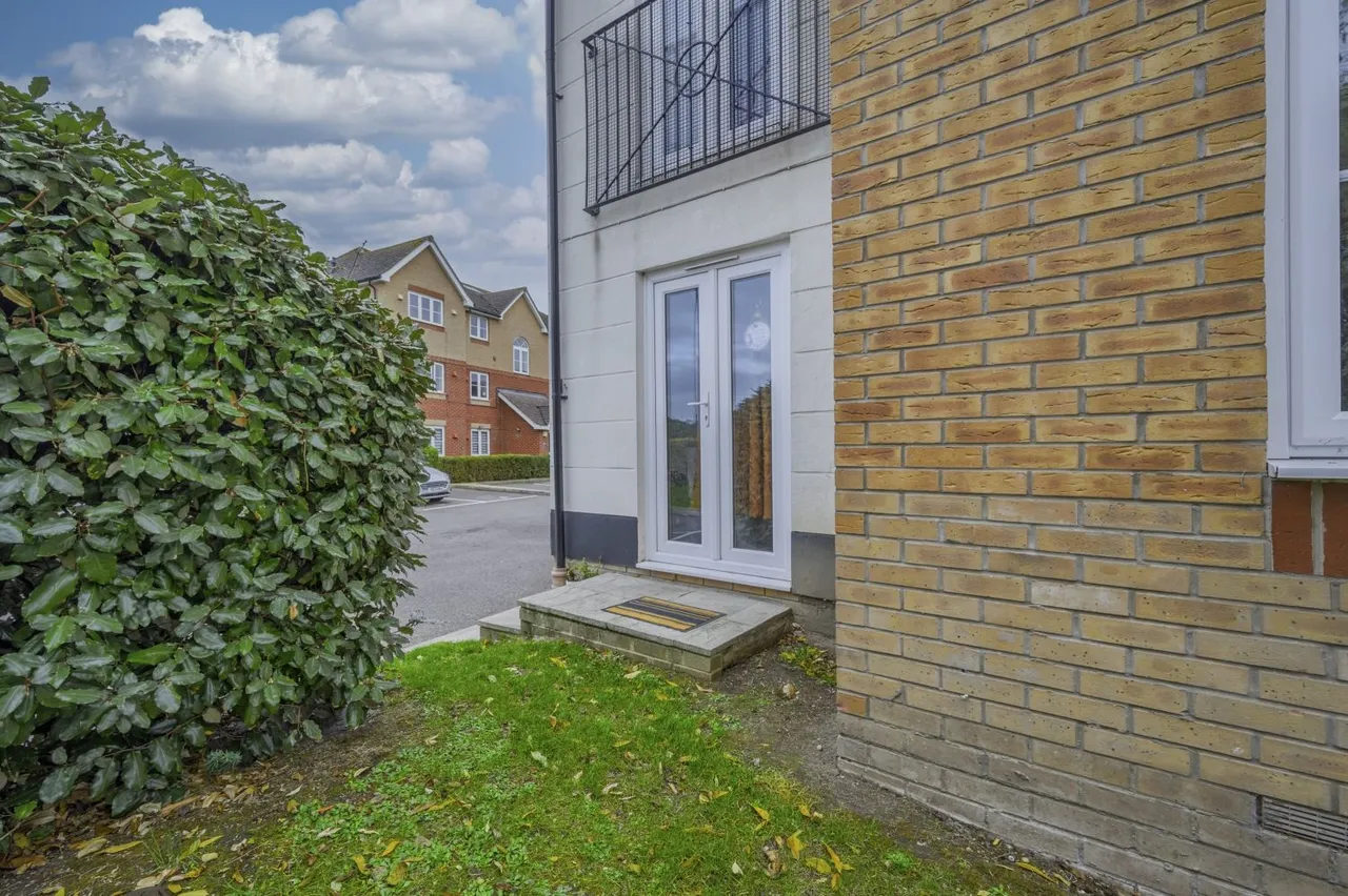 Twickenham Close, SN3, photo 2