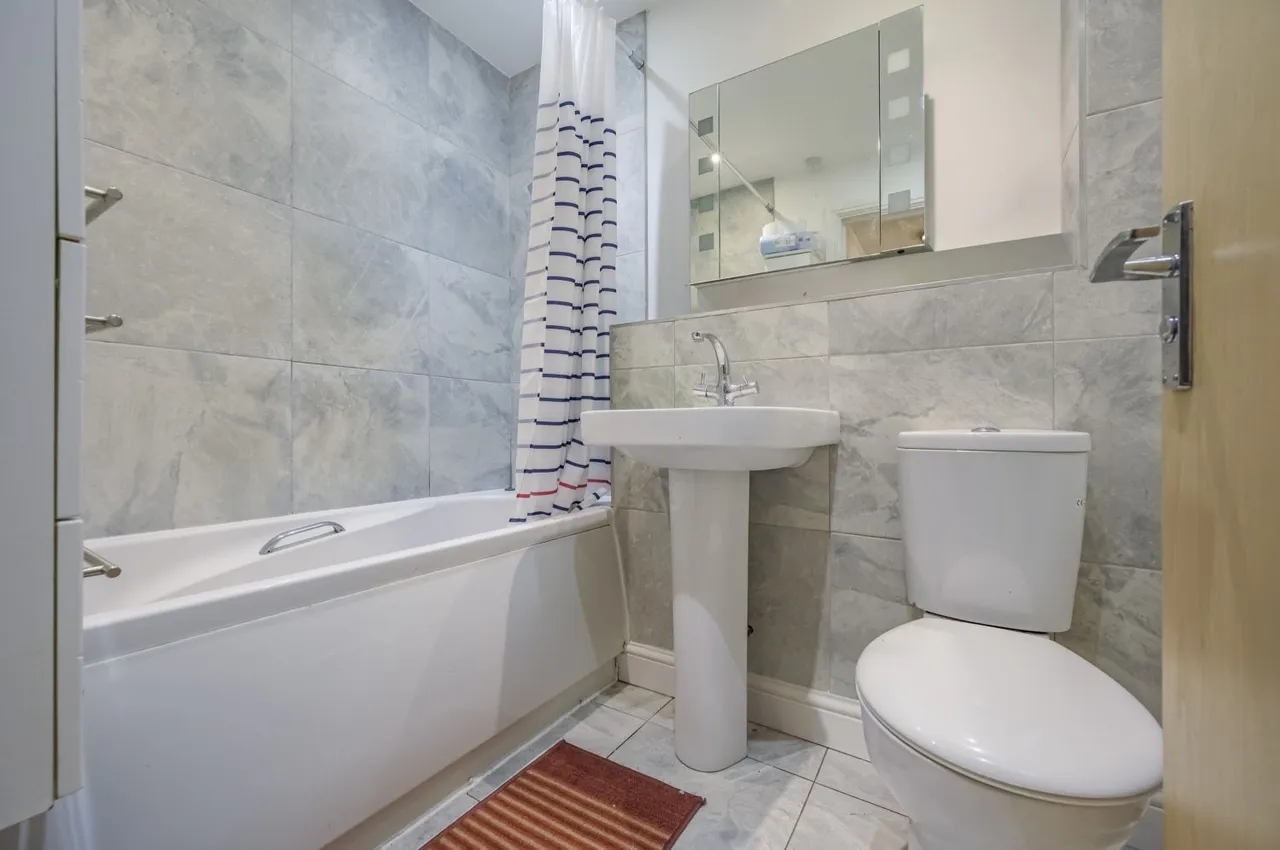 Twickenham Close, SN3, photo 7