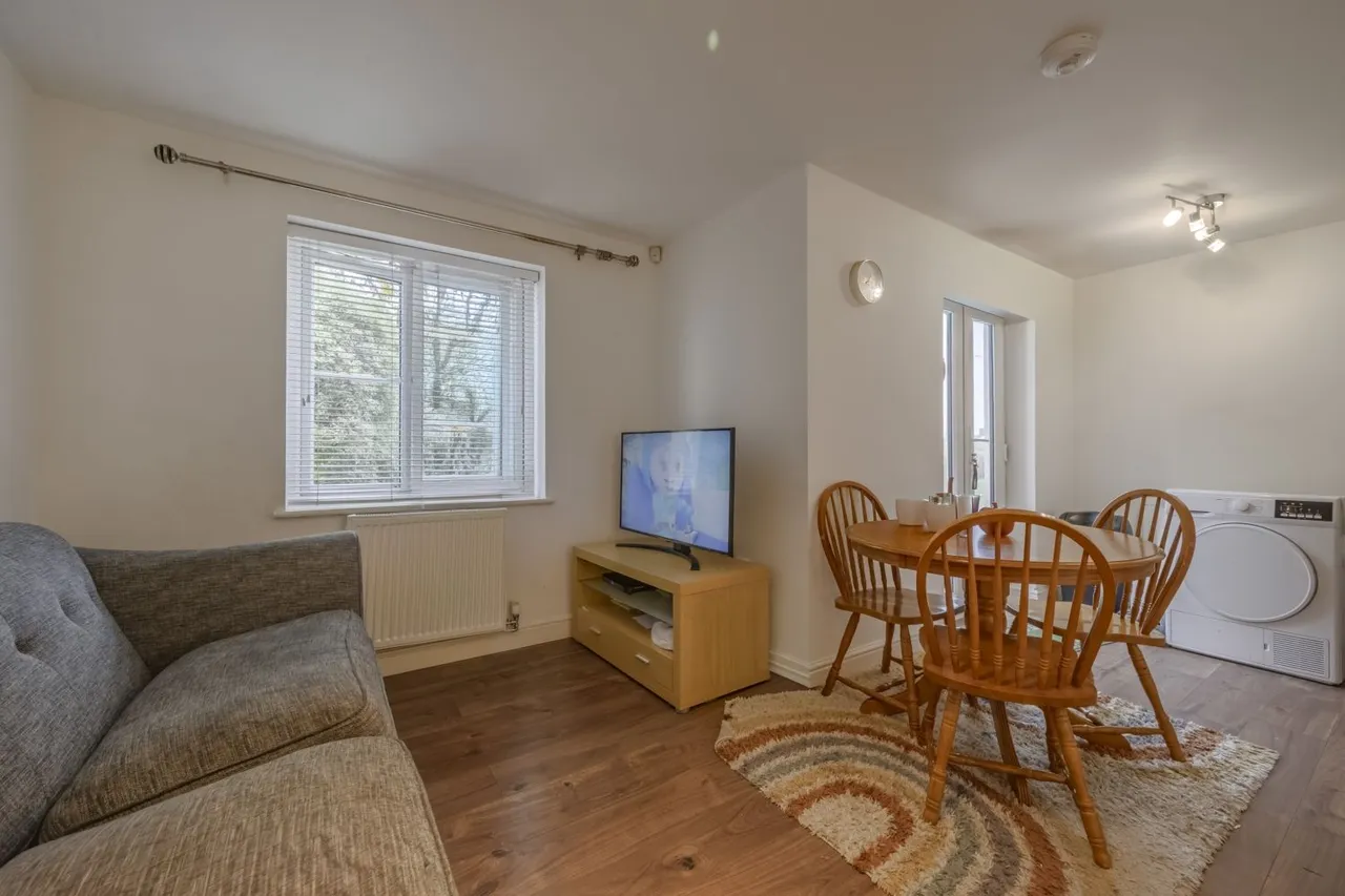 2 bed flat for sale, Twickenham Close, SN3