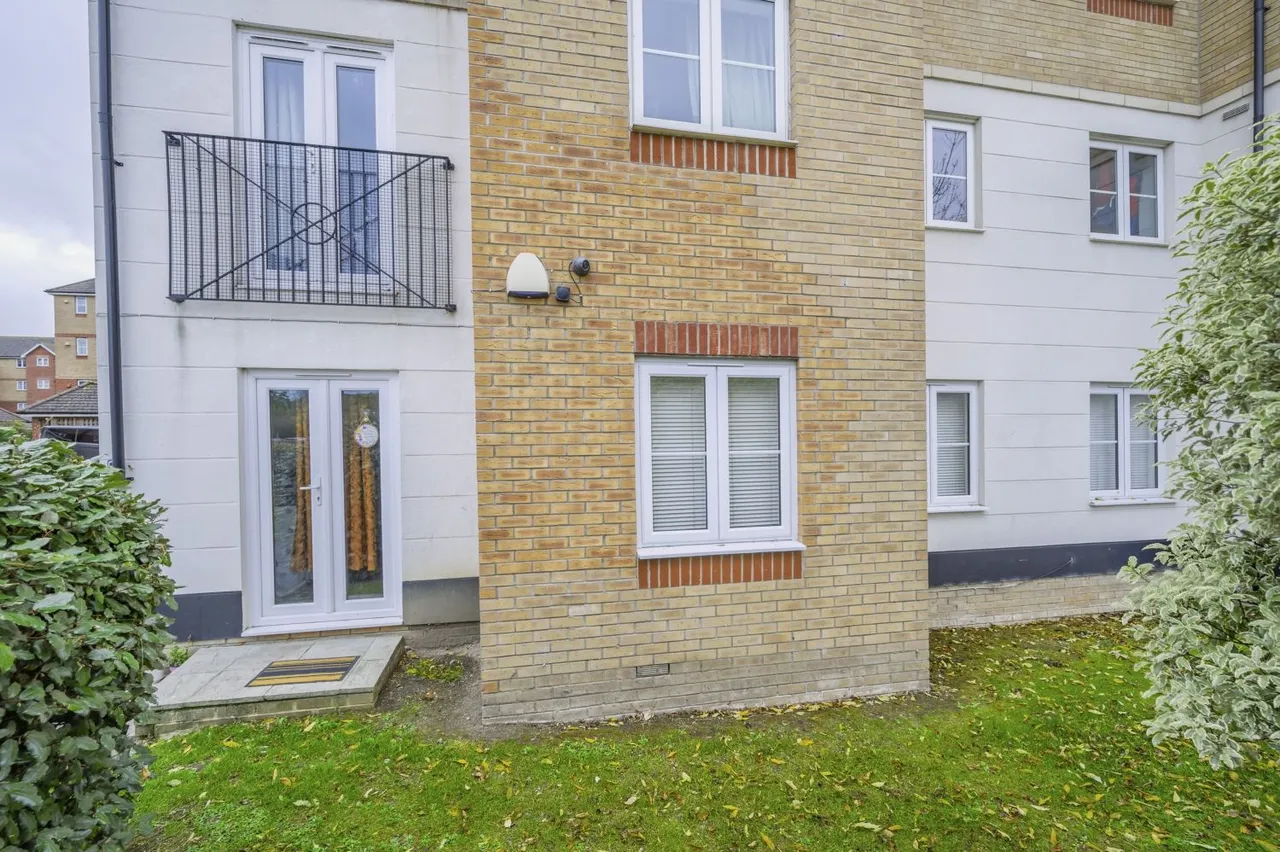 Twickenham Close, SN3, photo 11